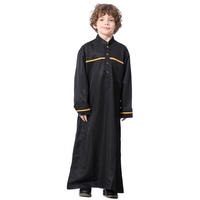 Vêtements musulmans traditionnels en gros pour hommes Thobe Design royal personnalisé Rayures personnalisées sur la poitrine pour hommes