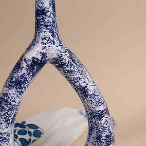 Jarrón de Cerámica Triangular Texturizado Azul Oscuro Contemporáneo, Estilo Moderno, Hecho a Mano, Versátil, Maceta de Porcelana para Mesa, Estilo Chino - Product Image 4