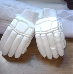 Guantes de bateo de patrón liso de cuero PU de alta calidad Guantes de bateo de cricket de tamaño mediano de color blanco a un precio razonable en la India - Product Image 1