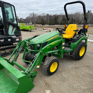 Entrega rápida disponible para el tractor compacto John Deere 2025R diseñado para un alto rendimiento, durabilidad y calidad premium. - Product Image 1