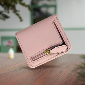 Porte-monnaie minimaliste en cuir marron pour homme avec un insigne estampillé. Disponible à un prix de gros. - Product Image 3