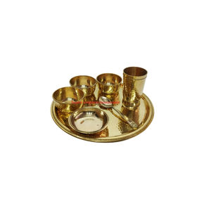 Service de dîner Thali en bronze de haute qualité avec vaisselle en métal indien traditionnel gravé au design floral pour la maison et le restaurant - Product Image 3