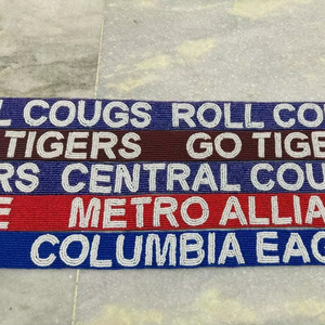 Sangle de sac à main perlée multicolore à carreaux, blanche avec broderie noire - Product Image 1