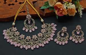 Nouveau design plaqué or traditionnel goutte perle et pierre cloutée boucle d'oreille Mangtika collier ras du cou ensemble et ensemble de bijoux pour femmes - Product Image 2