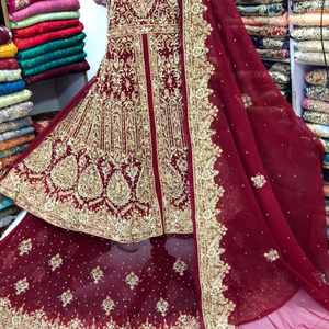 Robe de mariée pakistanaise Lehenga Choli Design Prix abordable avec une belle broderie en pierre et une robe de mariée faite à la main - Product Image 5