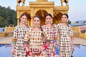 Patola & Foil Print Mirror Handwork Vêtements indiens et pakistanais en tissu de coton lourd prêt à l'emploi pour femmes - Product Image 4