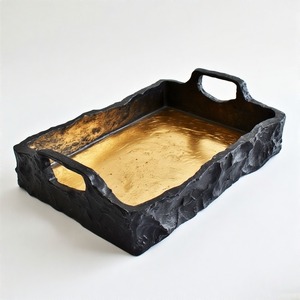 Bandeja rectangular de aluminio fundido GildedCrest que resalta la textura satinada de esquina definida y asas de agarre fuertes para una cocina atemporal - Product Image 1