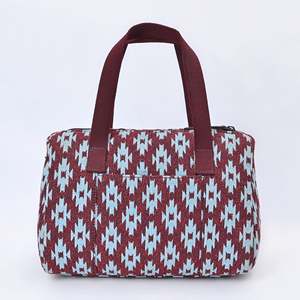 Sac à main géométrique tissé pour femme GangesGrain en bordeaux et turquoise, accessoire élégant pour manteau - Product Image 4