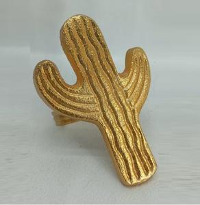 Anneaux de serviette en métal design cactus polis or faits à la main décorations moulées en aluminium pour les occasions de mariage - Product Image 1