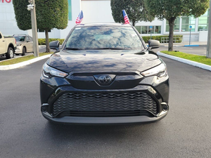NOUVEAU Toyota Corolla Cross Hybride XSE AWD 2025 d'occasion noir avec phares LED, sièges en cuir, transmission automatique et pneus R18 - Product Image 1