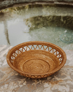 Bol à fruits en rotin fabriqué à la main de luxe Panier en osier naturel durable avec un design rond élégant idéal pour le pain aux fruits ou la décoration - Product Image 1