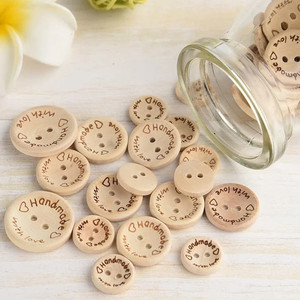Botones de madera N hechos a mano con amor-DIY 2 agujeros Botón de costura decoraciones de disfraces únicas al por mayor 3 tamaños - Product Image 1