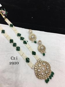 Glamorous Kundan Mosenite Jewelry Set Collier avec boucles d'oreilles Parfait pour les mariages et les occasions spéciales pour briller - Product Image 5