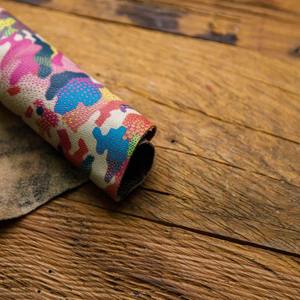 Peau de cuir de camouflage multicolore fantaisie personnalisable de 1 à 12 pieds carrés produits en cuir imprimés de fleurs. - Product Image 4