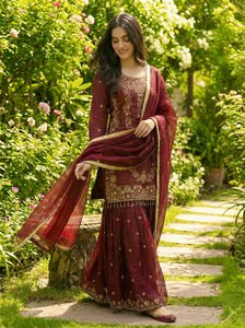 Collection Festival : Haut en soie Gmy avec broderie lourde et travail de séquence, Sharara en soie Gmy avec broderie de séquence et travail de dentelle, Dupatta - Product Image 3