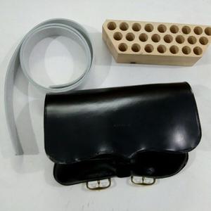 Caja de cartuchos estilo cartucho con una cinta blanca y una base de madera para guardar cartuchos de mosquete, probablemente para fines de recreación histórica. - Product Image 1