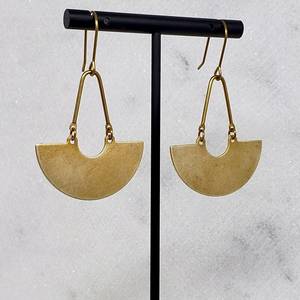 Pendientes de media luna modernos | Minimal Brass Arc Dangle | Joyería Bohemia - Product Image 1