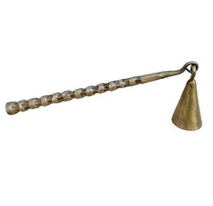 Éteignoir à bougie en laiton incurvé permettant un placement contrôlé sur la flamme de la bougie - Product Image 1