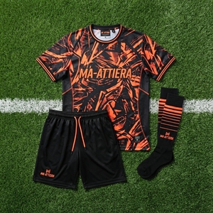 ชุดเสื้อฟุตบอลโพลีเอสเตอร์สีดำส้มระบายอากาศได้ดี พิมพ์ลายแบบนามธรรม ชุดทีมแขนสั้นพร้อมกางเกงขาสั้นเข้าชุด รับผลิตแบบ OEM - Product Image 6