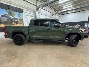 Camioneta Tundra SR5 2022 Usada, Configuración Estándar, 4x2, CrewMax - Product Image 2