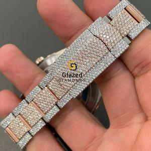 Faire une déclaration éblouissante avec notre montre cultivée en laboratoire dans le style Hip Hop et l'acier inoxydable pour unisexe dans la clarté VVS - Product Image 3