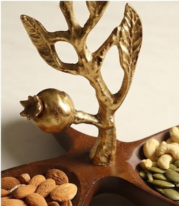 Plat de service en bois d'acacia avec poignée en laiton en forme d'arbre et trois compartiments pour noix et graines, design moderne fait main - Product Image 2
