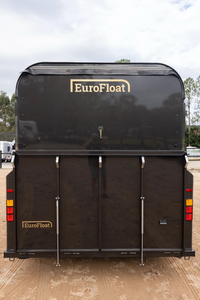 Remorque de transport robuste pour 2 chevaux, chargement en angle, en aluminium, avec rampe de sécurité et ventilation, idéale pour le transport en ferme ou ranch - Product Image 2