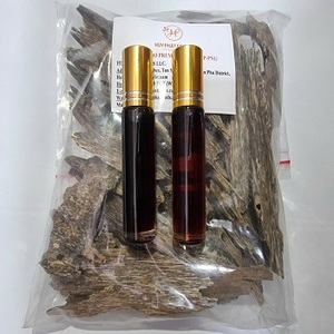 Offrez-vous de la chaleur et de l'élégance avec l'attrait de l'huile essentielle naturelle de Oud Pure - Product Image 1