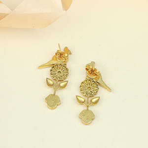 Pendientes Anokhi Peacock Bagh en tono dorado con engaste de bisel moderno y perla, diseño geométrico de animal, hechos de aleación de zinc - Product Image 4