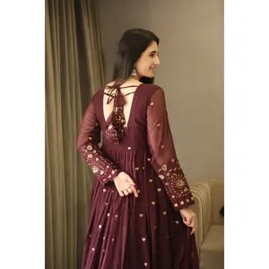 Conjunto de traje Anarkali bordado para mujer de VIBHUTI en color vino - Product Image 3