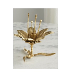 Bougeoir en métal pilier avec base en fer lourd et attrait intemporel parfait pour la décoration de table centrale ou les autels - Product Image 6