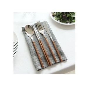 Ensemble de couverts en acier inoxydable durable et élégant avec des manches en bois lisses pour les repas quotidiens et les événements spéciaux - Product Image 5