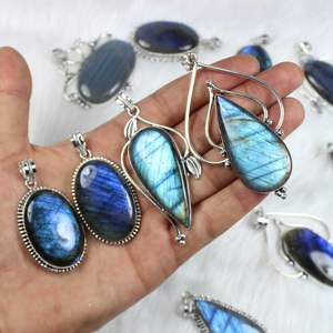 Pendentif en pierre précieuse Labradorite bleue naturelle Collier de créateur Bijoux Pendentif plaqué argent Collier en Labradorite bleue pour filles - Product Image 1