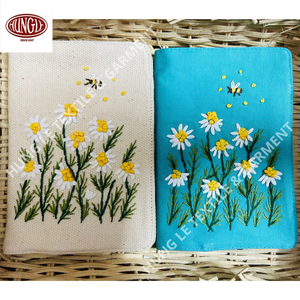 Envoltura de pasaporte bordada a mano personalizable decorada con flores y animales - Product Image 3