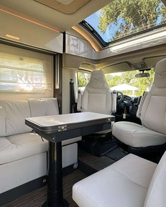 Autocaravana de Lujo para 4-6 Personas con Aire Acondicionado y Cocina para Viajes y Campamentos - Product Image 6