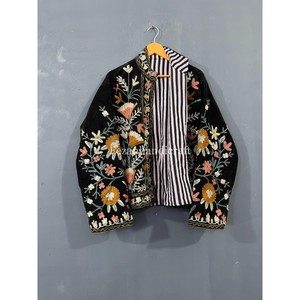 Veste de broderie florale en velours noir avec intérieur en coton fait à la main courte veste d'hiver unisexe Boho Hippie veste manteau - Product Image 5
