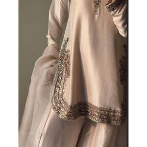 Vestidos Elegantes y Chic de Chifón Color Piel, Compra en Línea para una Moda con Estilo - Product Image 2