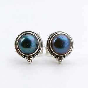 Boucles d'oreilles clous en argent sterling 925 avec perle noire paon - Product Image 5