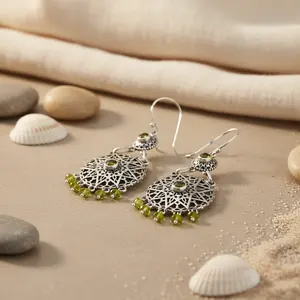 Pendientes de Perlas de Agua Dulce Chapados en Oro y Flores de Esmeralda para Joyería de Boda para Mujer - Product Image 2