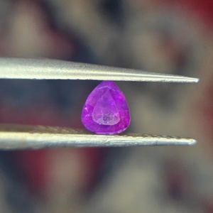 Gema de Rubí Púrpura Natural de Afganistán de 0.65 Quilates, Corte Pera Sin Tratar, con Cambio de Color para Joyería, Anillos, Venta al por Mayor, Piedra Suelta - Product Image 3