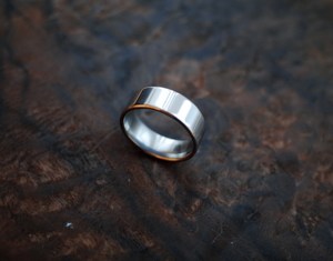 Bague d'anniversaire de mariage plate en acier inoxydable 316L pour hommes et femmes en argent poli Produit de bricolage personnalisable avec support OEM - Product Image 2