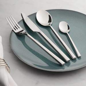 Elegante juego de cubiertos de acero inoxidable con superficies pulidas y formas ergonómicas, una adición perfecta para espacios de comedor contemporáneos. - Product Image 3