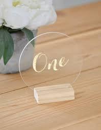 Números de mesa de boda con soportes Caligrafía acrílica Señalización DE BODA Soporte de número de mesa de madera Cartel de boda de acrílico impreso UV - Product Image 3
