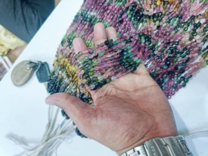 Perles ovales en pierre naturelle multi-tourmaline de haute qualité 8 mm, multicolores, certifiées par un tiers, pour la fabrication de bijoux en gros - Product Image 2