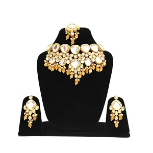 Ensemble de bijoux fins de luxe indiens pour femmes, collier en acier inoxydable jaune, boucles d'oreilles, maang tikka avec placage or pour les mariages - Product Image 1