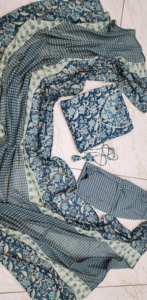 Démarquez-vous de la foule et faites une déclaration de mode avec cet ensemble de costume zari détaillé en dentelle Deep Sapphire au prix de gros - Product Image 5