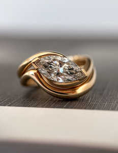 Personalizar 18K oro sólido Marquesa Moissanite anillo de diamante Semi bisel ajuste barrido oro onda anillo suave banda curvada para ella - Product Image 1