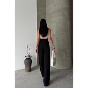 Pantalones negros de mujer con detalle de solapa plisada ancha y diseño cerrado - Product Image 1