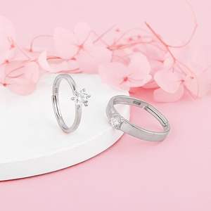 Bague de fiançailles en or blanc 10 carats plaqué argent 2.5 CT avec diamant taillé en brillant rond avec ensemble de mariage à trois pierres pour certification - Product Image 2