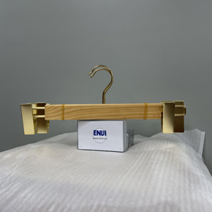 Cintres de luxe en bois naturel avec pinces métalliques – Présentoir de vêtements écoresponsable pour boutique de mode – Logo personnalisé - Product Image 2